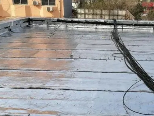 河源卫生间漏水维修公司分享下河源屋面楼顶防水刚性防水层施工要点。